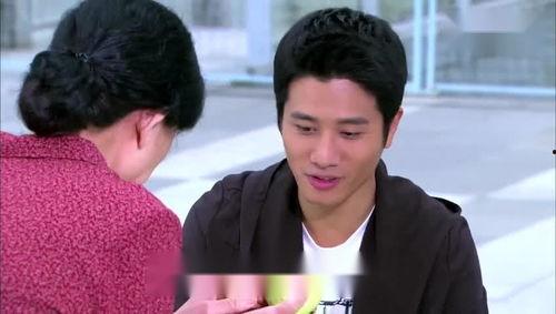 帅哥和大妈吃瓜事件视频,帅哥与大妈吃瓜事件，真相揭秘引网友热议