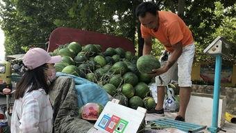 古茗吃瓜事件济宁,济宁街头一幕引发网友热议