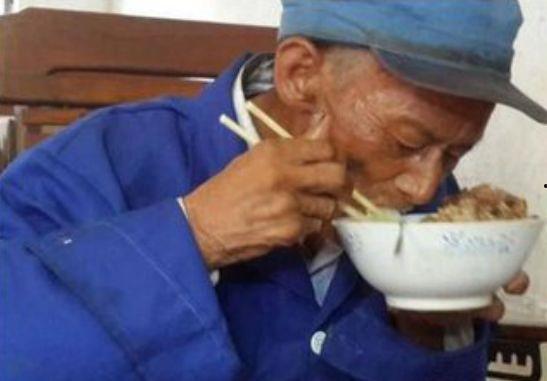 上海吃瓜大爷事件真相是真的吗,真相揭秘，还原事件始末